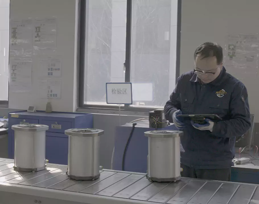 An fórsa tiomána lárnach atá i gceannas ar an ré ardéifeachtúlachta agus caomhnú fuinnimh